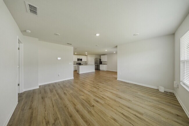 Building Photo - Huge 4 bedroom 2 bathroom home in Southwood