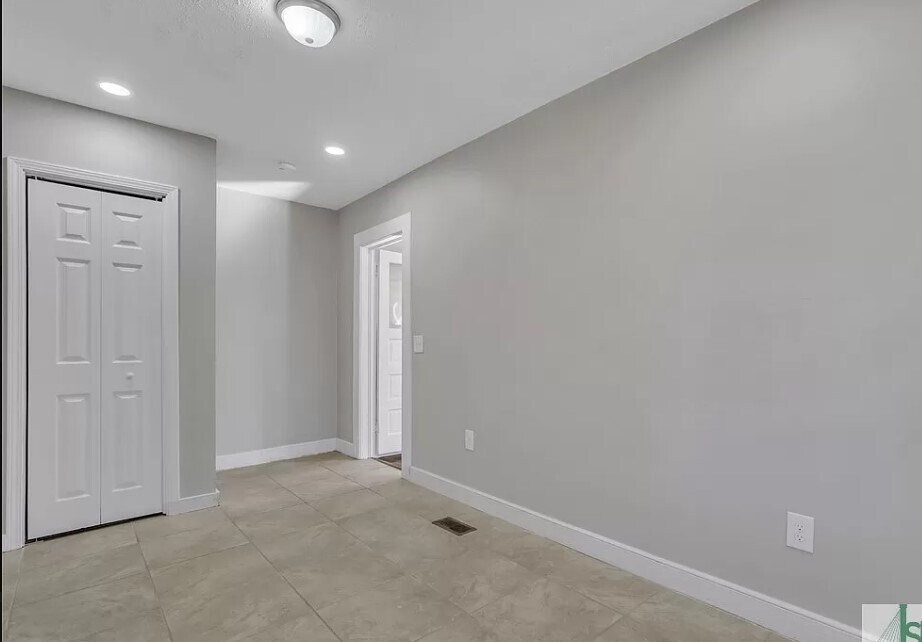 Building Photo - 824 E 39th St