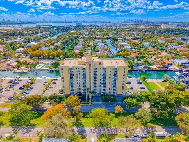 Building Photo - 2000 NE 135th St