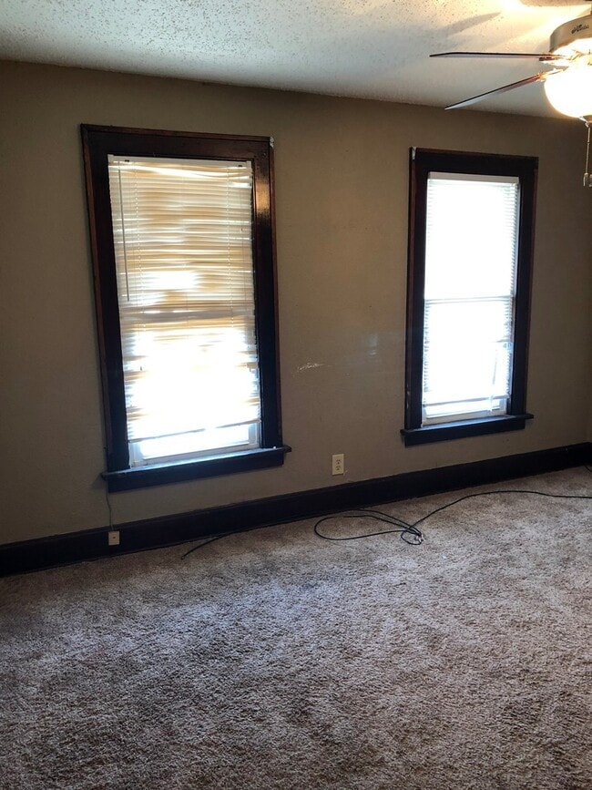 Building Photo - 3 bedroom/2 bath home