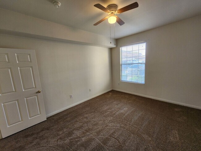 Building Photo - Fantastic, well maintained 2 bedroom condo.