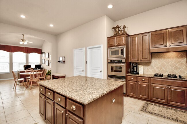 Building Photo - 8030 Crescent Knolls Dr