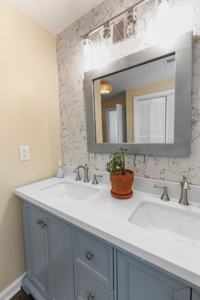 Building Photo - 3 Bedroom Furnished in Oldham County