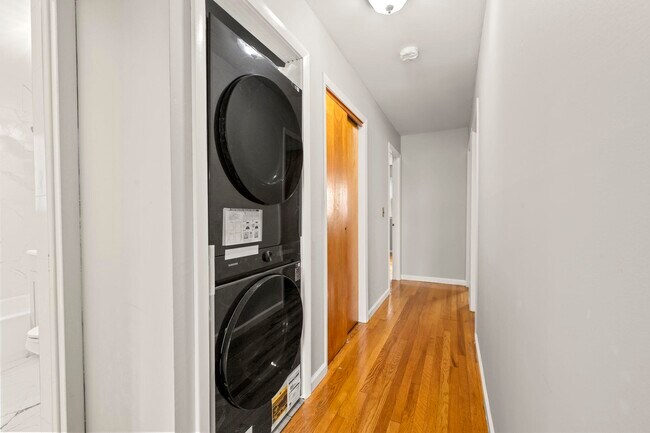 Building Photo - 51 Isabella Ave