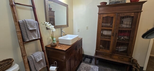 Building Photo - 42 Wainaku St