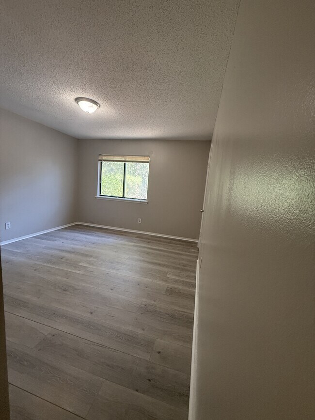 Building Photo - 6473 Klinect Ct