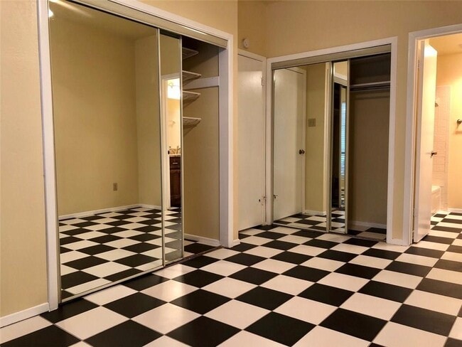 Building Photo - 806 W 24th St