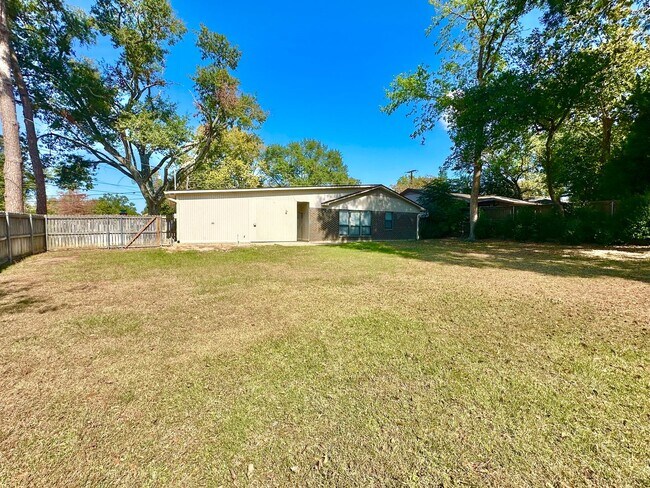 Building Photo - Spacious 2 Bedroom 1.5 Bath Rental on a Corner Lot! Tour Today!