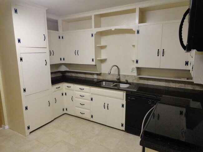 Building Photo - 1405 Robin Ln