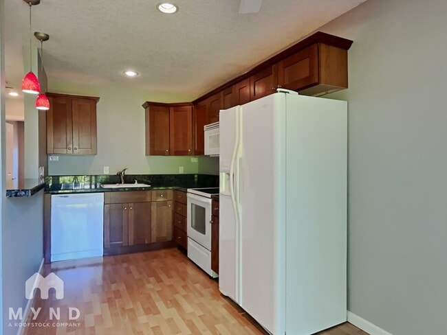 Building Photo - 200 SW Florence Ave