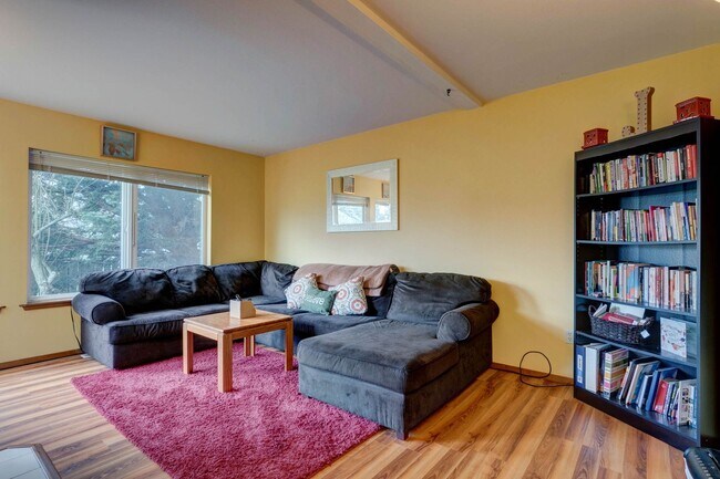 Building Photo - 3 Bed 2.5 Bath Townhome with Garage