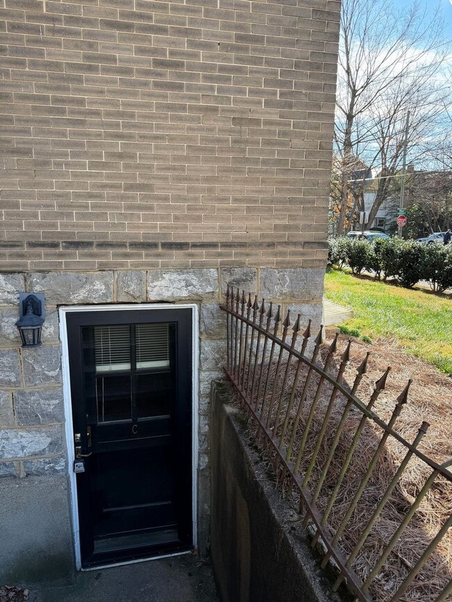 Building Photo - 1 BR Apt in Old SW; Utilities & Wi-Fi included!