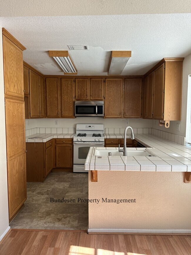 Building Photo - 913 Radcliff Dr