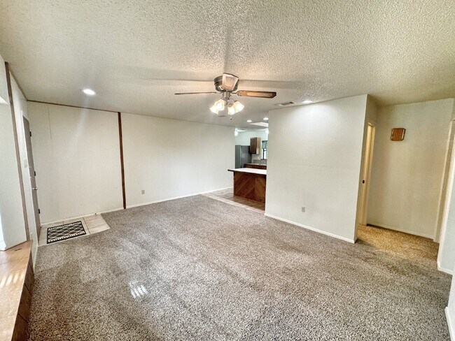 Building Photo - "Charming 2-Bedroom, 1-Bath in Horseshoe F...