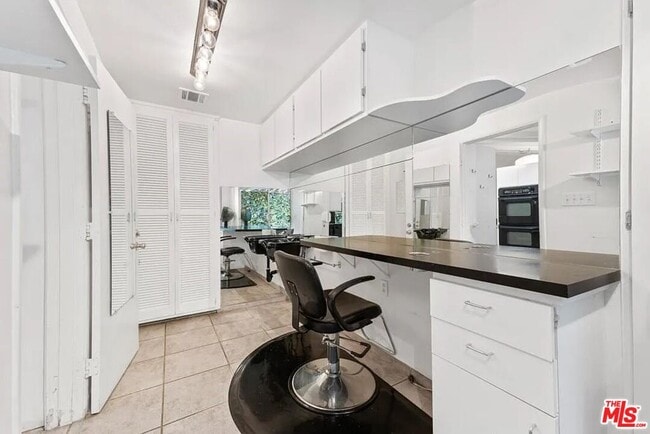 Building Photo - 4363 Hayvenhurst Ave