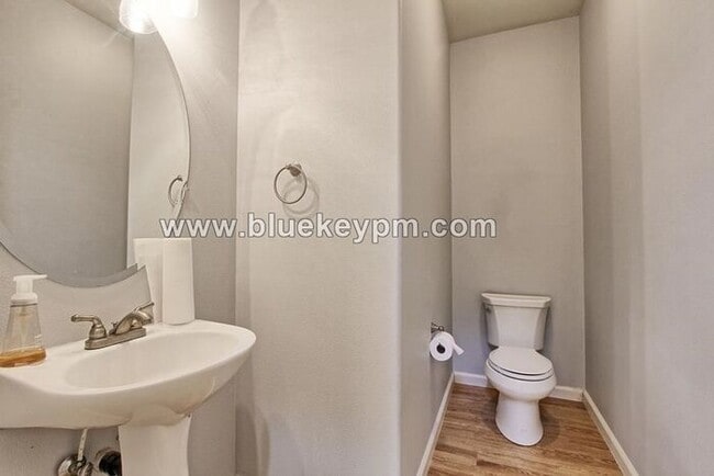 Building Photo - 3 Bed, 2.5 Bath Townhome Near Orchards Fre...