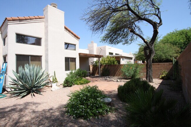 Building Photo - 1260 W Hopbush Way