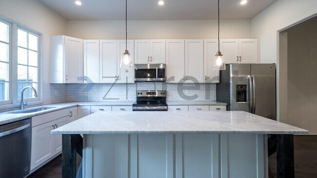 Building Photo - 1346 Calash Ave