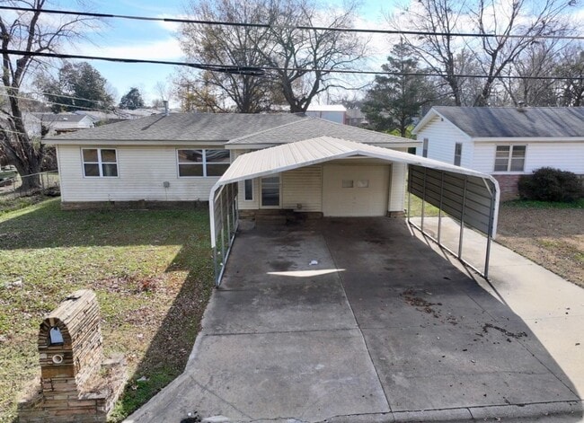 Building Photo - 3 Bedroom 2 Bath home | Fenced in back yard | In Town