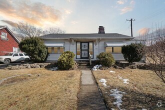 Building Photo - 3 Bedroom Ranch Westside