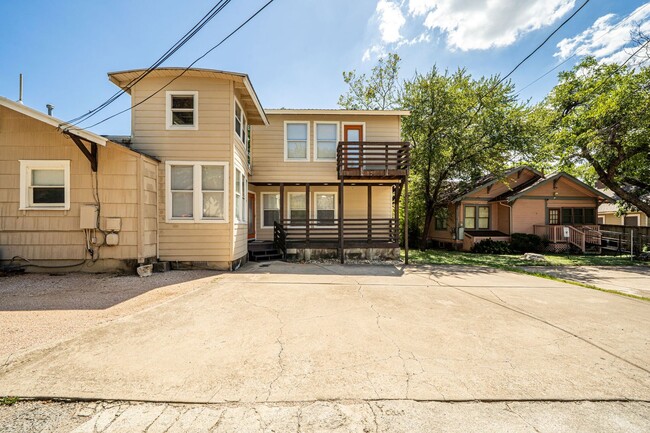 Building Photo - UT PRE-LEASE: 5 bed / 3 bath Remodeled Wes...