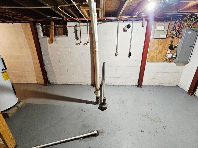 Building Photo - Available Now! 3 Bedroom Home with Central Air