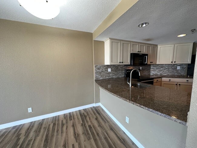 Building Photo - Renovated 1BR High-Rise Condo in Downtown ...