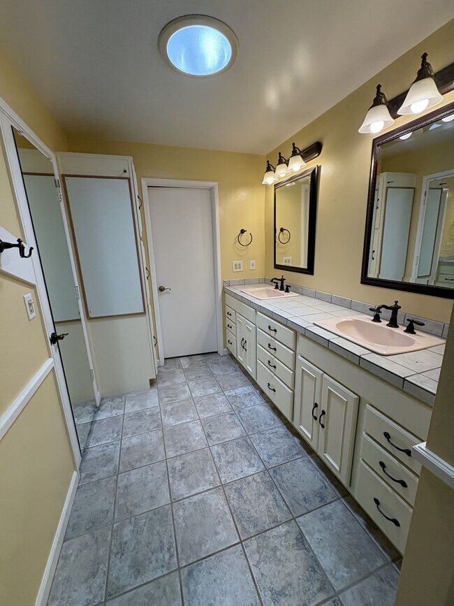 Building Photo - Highly sought community of Colonia Verde