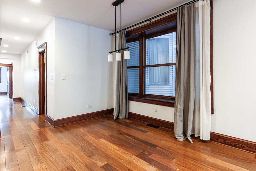 Building Photo - 1019 W Oakdale Ave