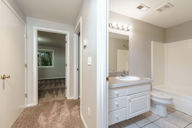 Building Photo - Recently Updated 3 Bedroom 2.5 Bath Duplex - Located in Convenient Hazel Dell Neighborhood