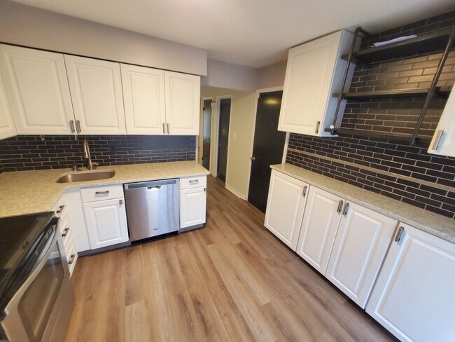 Building Photo - Spacious end-unit townhouse, with elegant kitchen, 3-bedrooms & attached garage