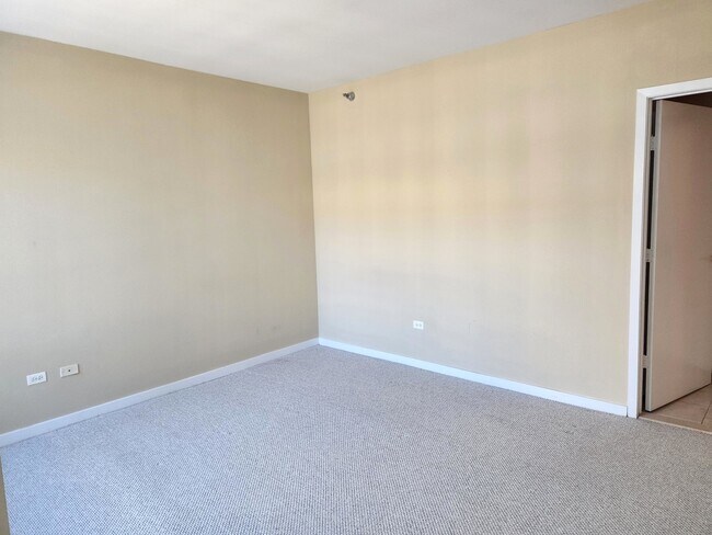 Building Photo - 57 E Delaware Pl