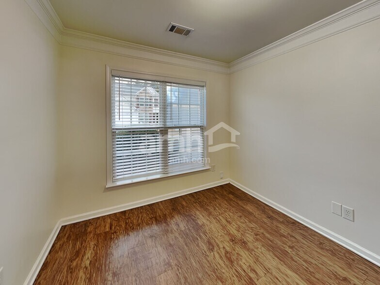 Building Photo - 325 Balaban Cir