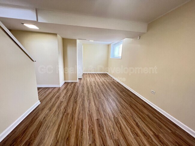 Building Photo - 206 E Center St