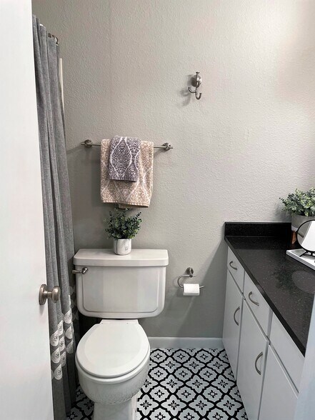 Hallway Bathroom - 6216 Robinson St