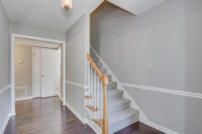 Building Photo - 2453 Riverlook Dr