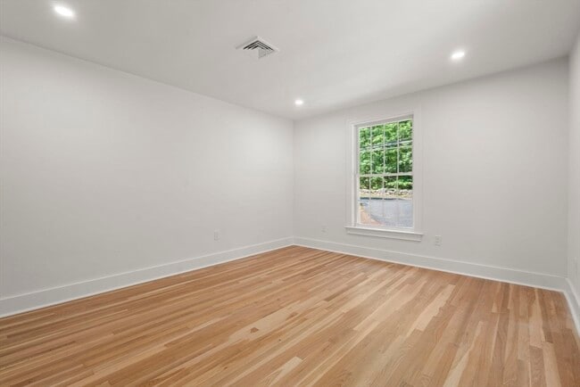 Building Photo - 576 Grove St