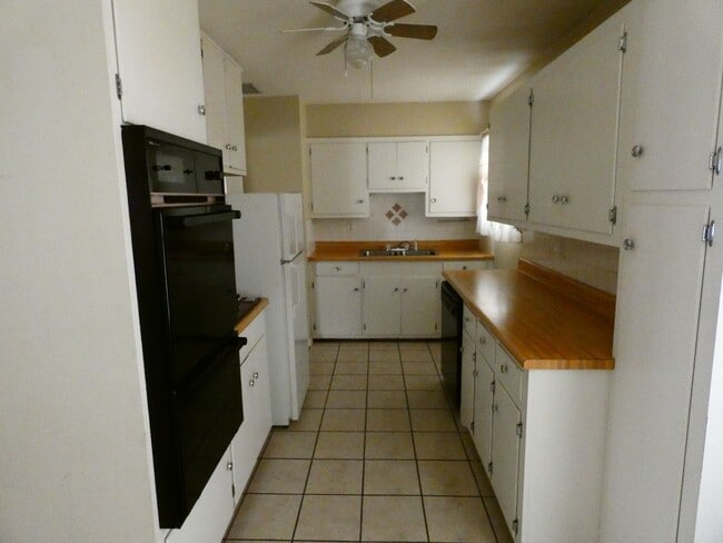 Building Photo - 2 bedroom, 1 bath