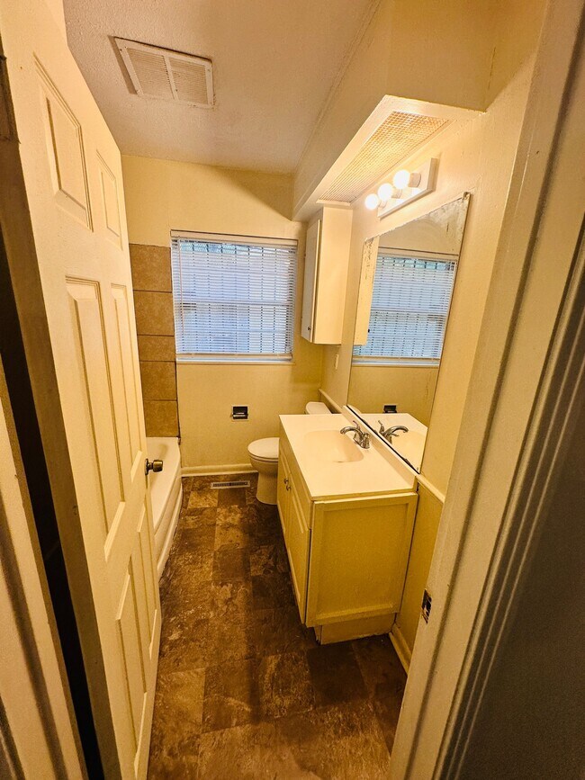 Building Photo - 722 Myrtlewood Dr