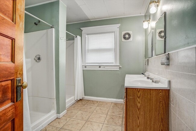 Building Photo - 908 E 31st St