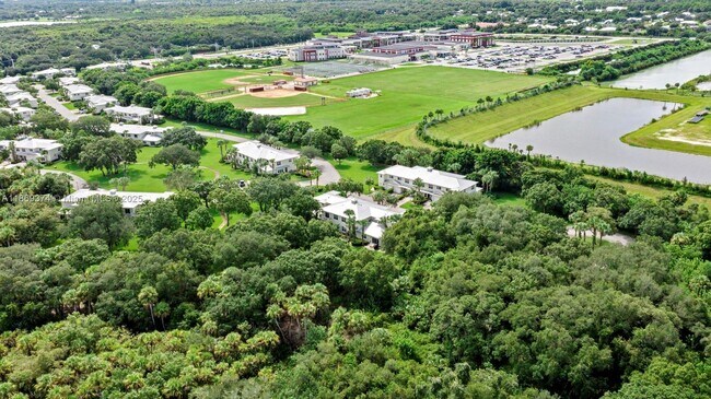 Building Photo - 2700 Creekside Dr