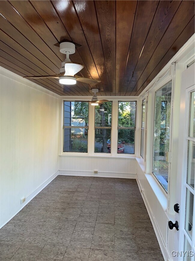 Building Photo - 1725 James St