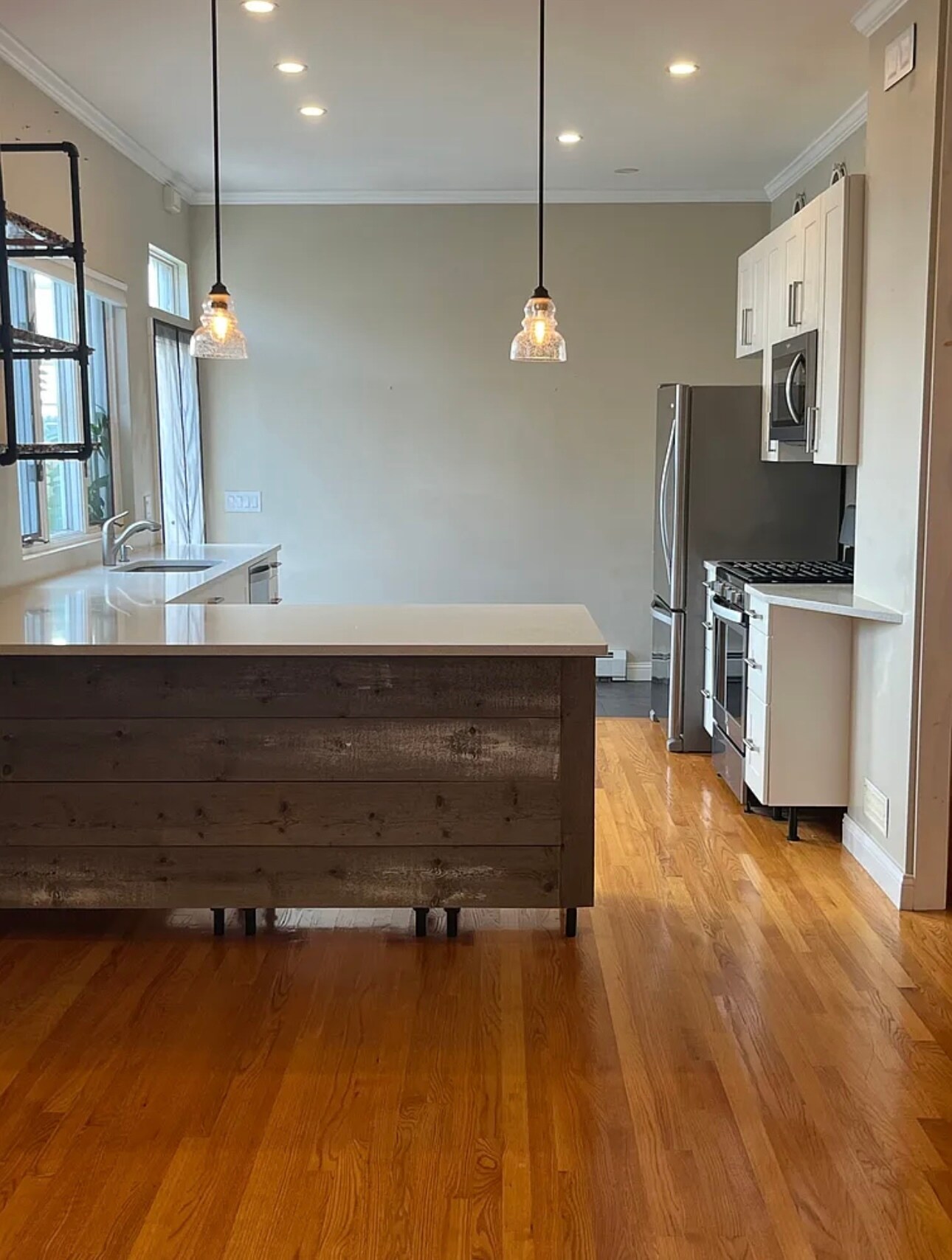 Building Photo - 573 Shirley St