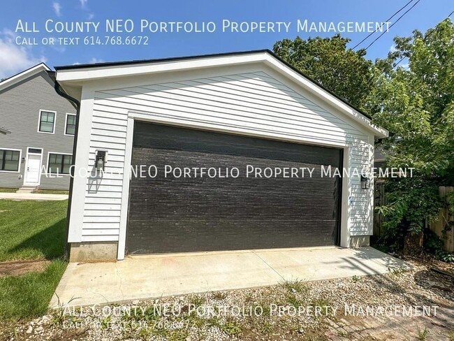 Building Photo - 1053 Oak St