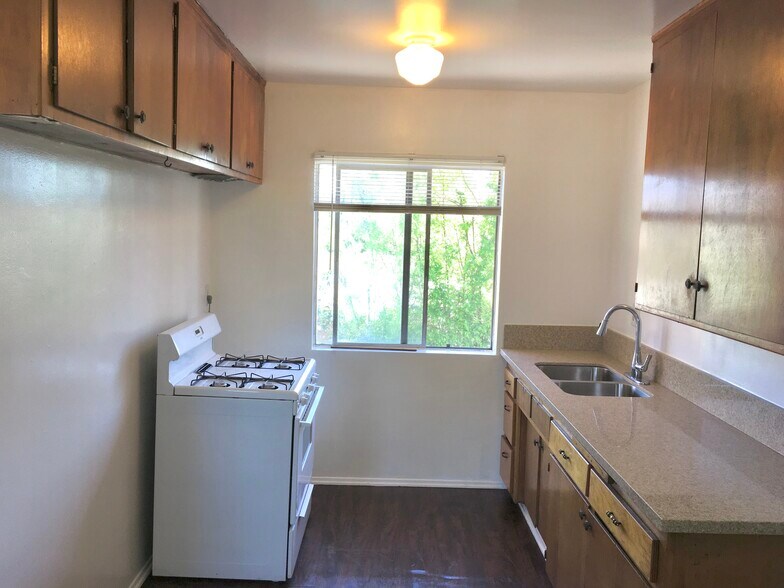 Building Photo - 1129 E Maple St