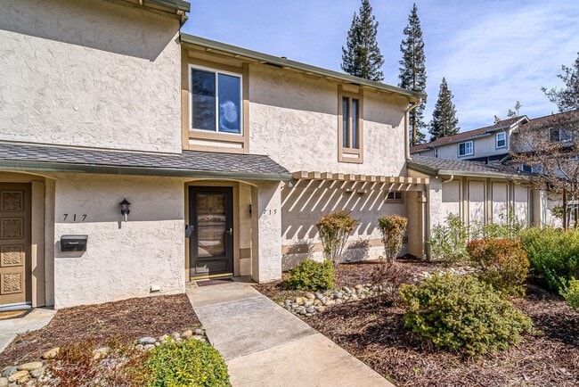 Primary Photo - Sunnyvale Townhome, 3 beds 1.5 baths, Nice...