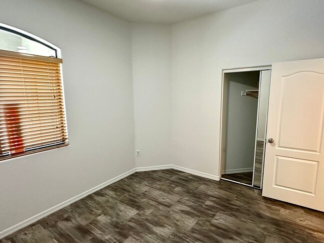 Building Photo - Gorgeous 2 bedroom / 2 bath condo in The E...