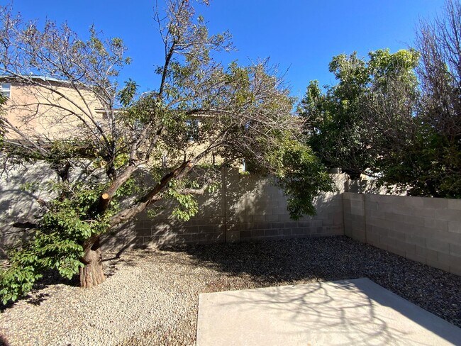 Building Photo - 3 Bedroom Home Available Near Unser Blvd N...