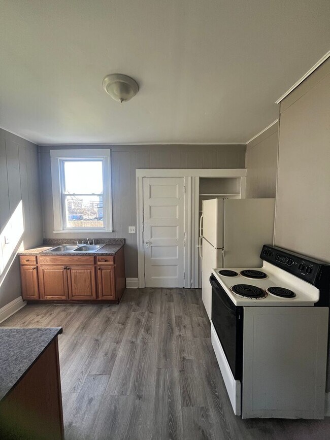 Building Photo - 142-144 Bowman St