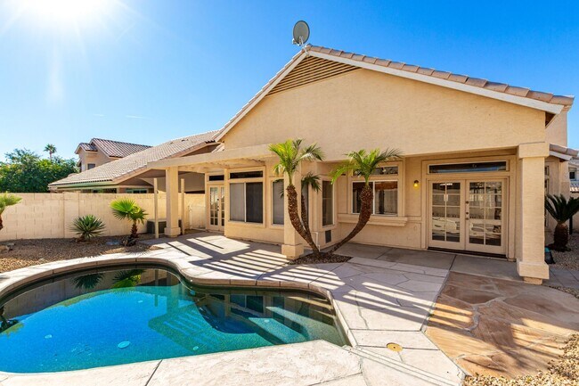 Building Photo - Beautiful 3 bedroom home in Ahwatukee Foothills with sparkling pool!